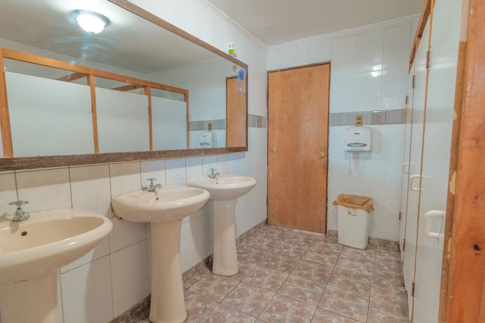 Baños compartidos con lavamanos y espejo