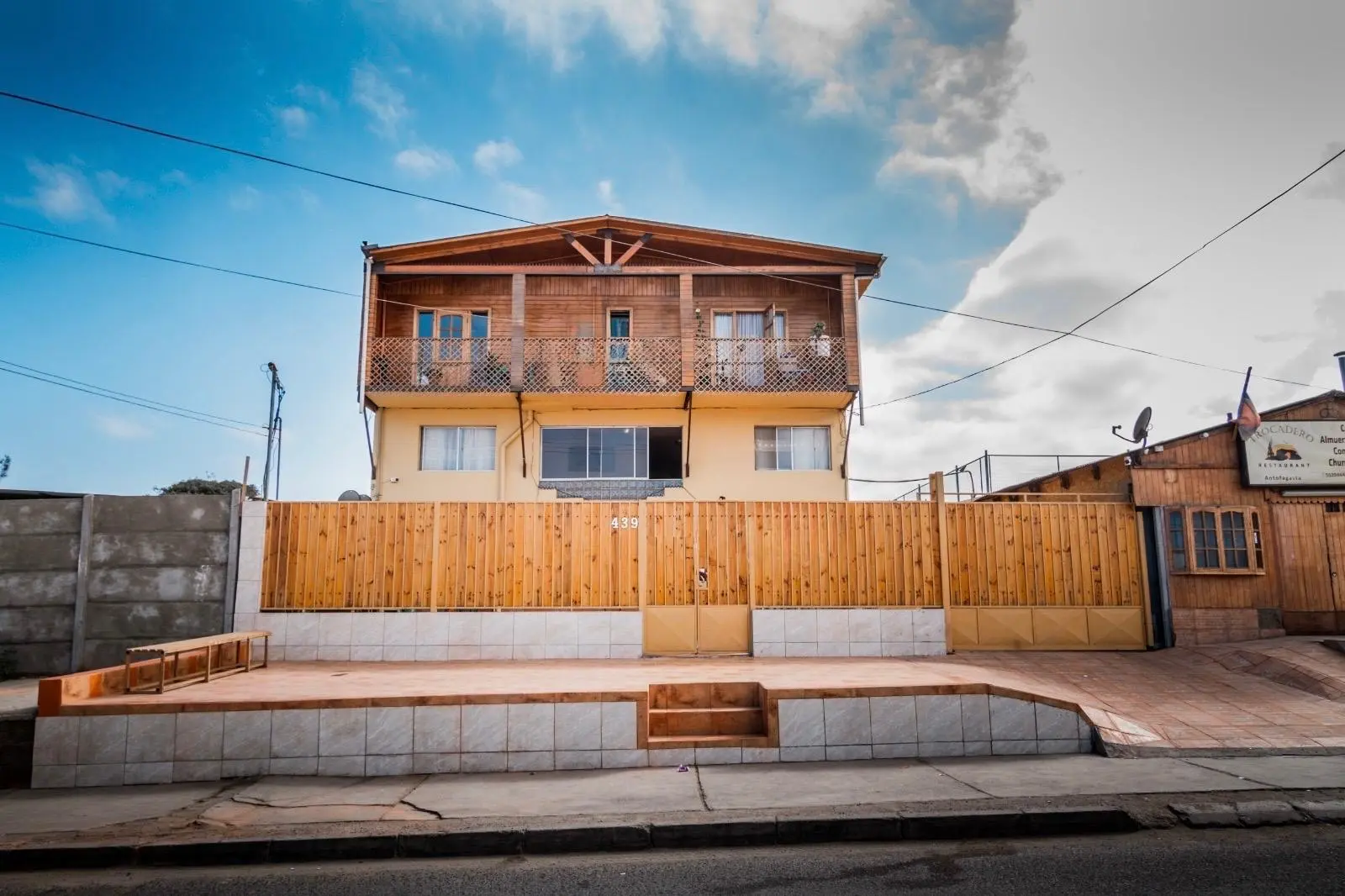 Fachada del Hostal El Descanso en Av. Arturo Pérez Canto 439
