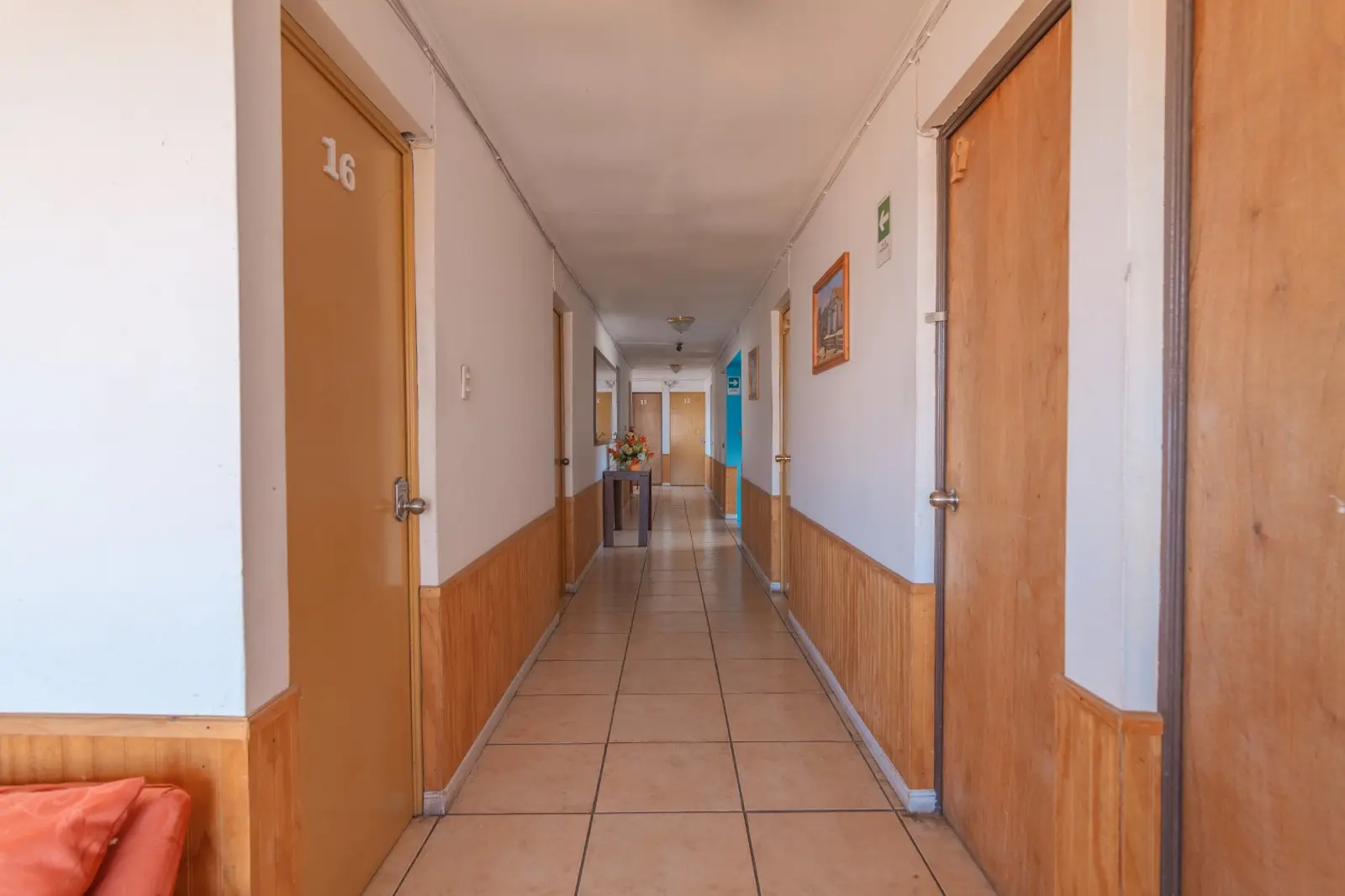 Pasillo con puertas numeradas de las habitaciones