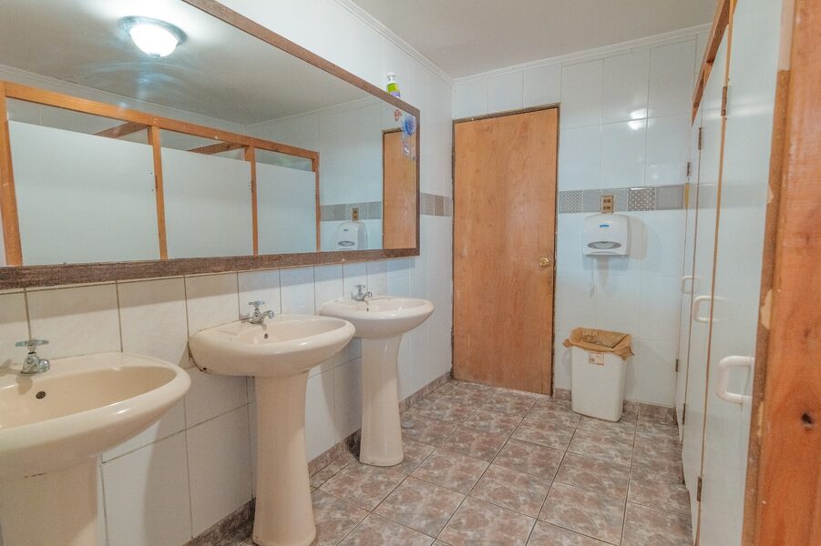 Baño compartido limpio y amplio