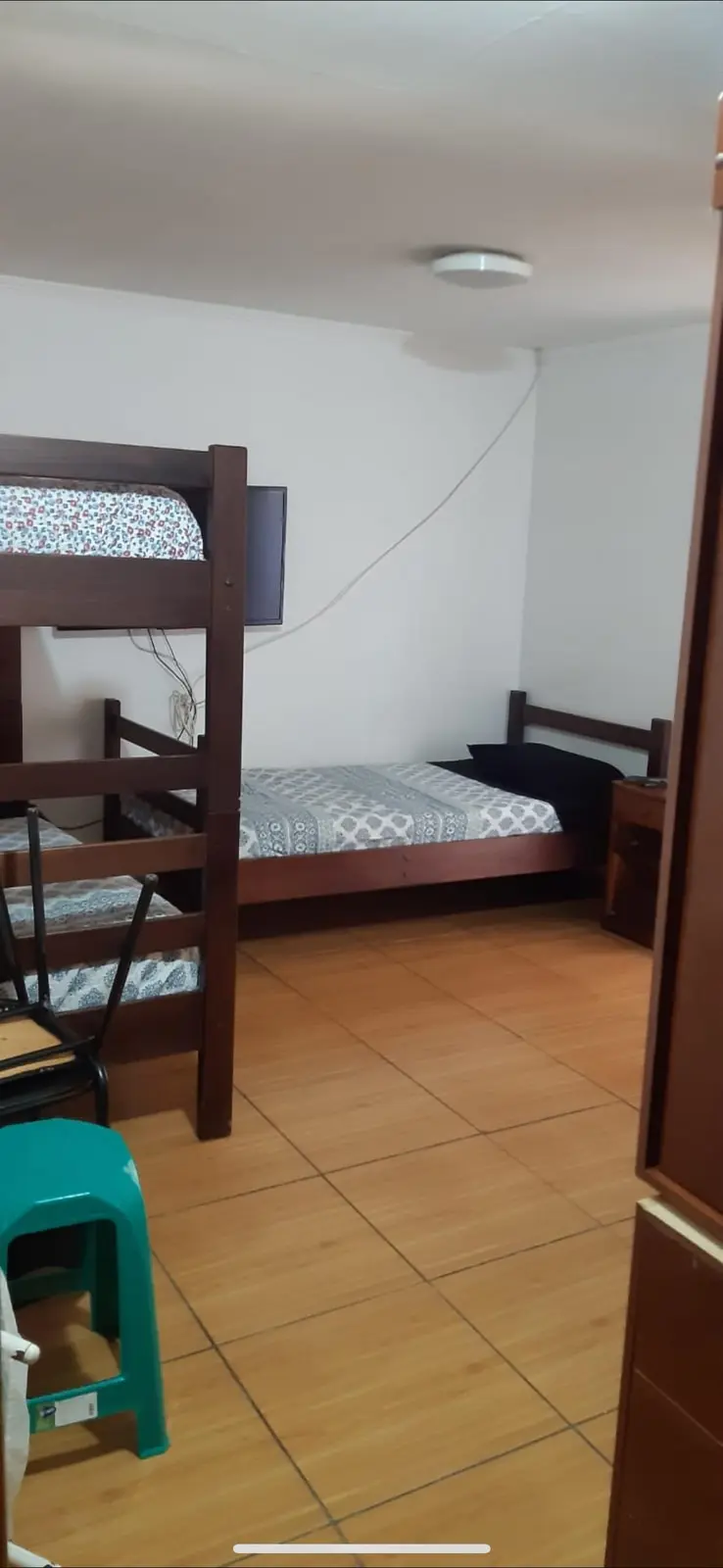 Habitación económica con literas en Hostal El Descanso, Antofagasta, ideal para mochileros