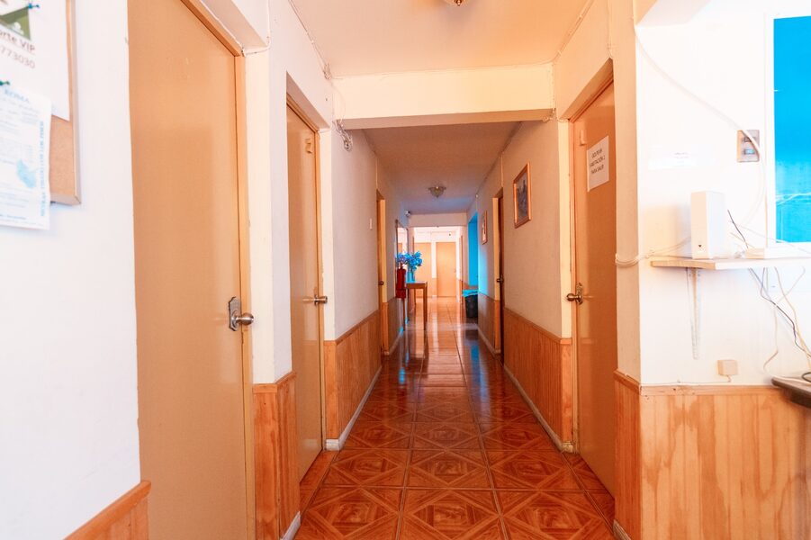 Pasillo iluminado del Hostal El Descanso